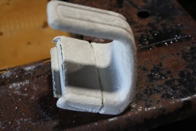 Mercury Cougar 1974 soporte de montaje del cinturón de seguridad del conductor y tornillos de montaje Foto 1 de 4