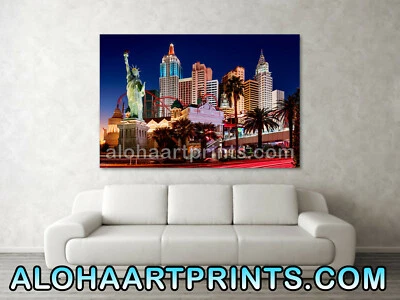 Impresión artística de ángulo bajo de Las Vegas de casino de Nueva York al atardecer 24 por 36 Foto 1 de 4