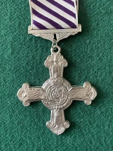 Medalla y cinta de la Cruz de Vuelo Distinguido de la Real Fuerza Aérea Británica COPIA - Imagen 1 de 7