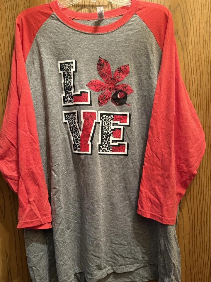 Camiseta Jerzees Unisex Manga 3/4 Roja y Gris “Love Buckeye” 3x Foto 1 de 2