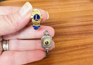 2 Lions Club International Pins - Anhänger Charm Schlüsselmitglied gold & silberfarben - Bild 1 von 3