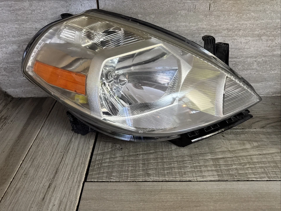 🥇 Faro derecho pasajero Nissan Versa 2008 2009 2010 2011 2012 genuino Foto 1 de 4