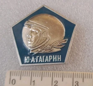  Badge Pin USSR , First Man In Space, Gagarin, Cosmos Soviet, Cold War Vs NATO - Picture 1 of 2