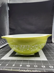 Pyrex Light Green Crazy Daisy Spring Blossom Cinderella 443 Mixing Bowl 2.5 Qt - Picture 1 of 11