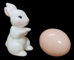 Salero y pimentero vintage rosa conejo de Pascua y huevo - Imagen 1 de 4