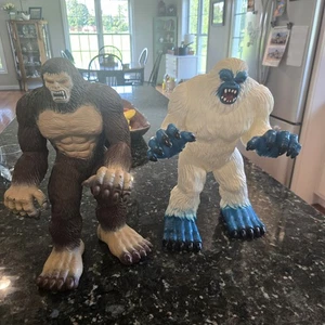 Rare figure giocattolo in plastica Yeti & Bigfoot 2015 Toys R Us 16" - Foto 1 di 14