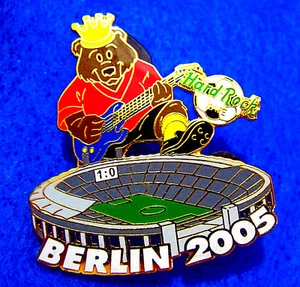BERLIN GERMAN FOOTBALL SOCCER FINAL 2005 CROWN BROWN BEAR Hard Rock Cafe PIN LE - Picture 1 of 1