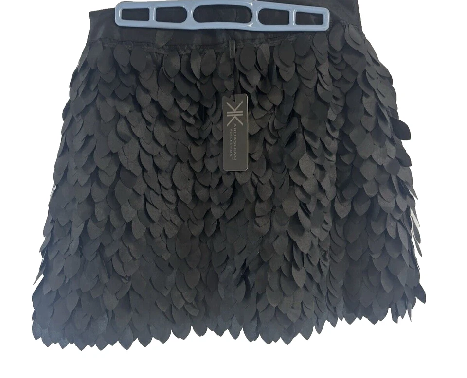 Kardashian Kollection 女式黑色花瓣细节裙新款侧拉链中号 — 第 1/4 张图片