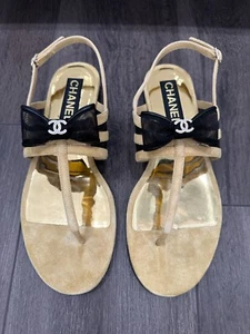 Chanel 24 Karamell Kamelbraun Beige CC SCHWARZ SCHLEIFE LOGO Gold Sandalen 40 - Bild 1 von 18