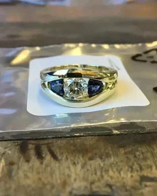 Anillo de compromiso de zafiro creado en laboratorio de corte redondo de 2 quilates para hombre acabado de oro amarillo de 14 quilates Foto 1 de 4