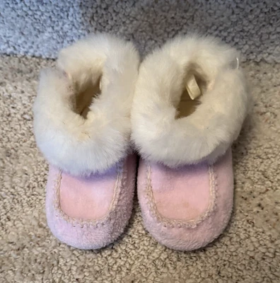 Zapatillas de bebé rosa con ribete de piel sintética blanca talla 6 para niñas pequeñas Foto 1 de 4