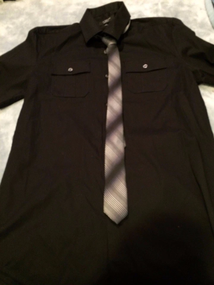 Camisa y corbata de moda de manga corta Attention para hombre talla pequeña     Foto 1 de 1