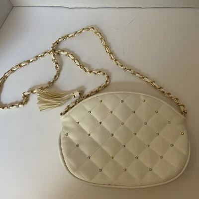 Bolso sin asas bandolera Saddle River blanco acolchado detalles plateados/dorados  Foto 1 de 4