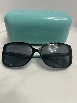 Женские солнцезащитные очки Tiffany & Co. черные/синие с чехлом и сумкой для чтения - Изображение 1 из 4