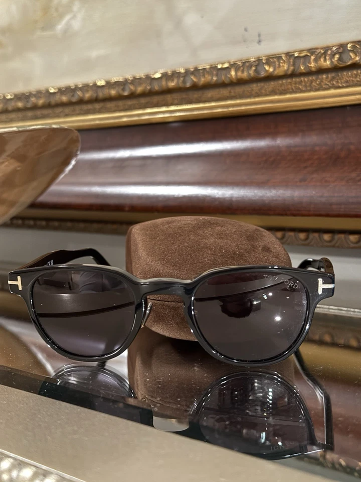 Gafas de sol Tom Ford grises ovaladas unisex artículo no. FT0961-D 01A 47 Foto 1 de 4