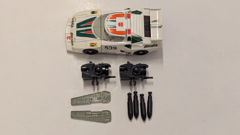 Vintage G1 Transformers Wheeljack 1984 Complete - Image 1 of 4