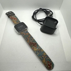 GREAT!! Fitbit Versa Lite FB415 Smartwatch Activity Tracker Works With Charger - Picture 1 of 16