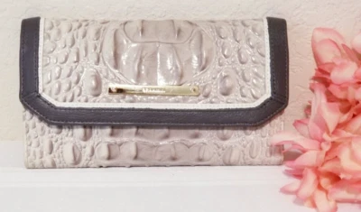 CARTERA BRAHMIN SUAVE CHEQUERA Hueso/Gris/Blanco CARTERA TRIPLE DE CUERO MELBOURNE Foto 1 de 4