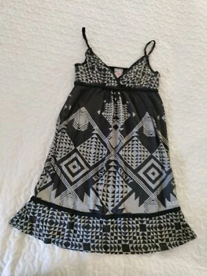 Muñeco Bebé Rusty Y2K Negro Gris Azteca Art Deco Estampado Playa Cubierta Camisón S/M Logo Foto 1 de 4