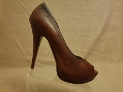 Zapatos de salón Miu Miu de cuero marrón para mujer de tacón alto punta abierta perforados talla 40 Foto 1 de 4