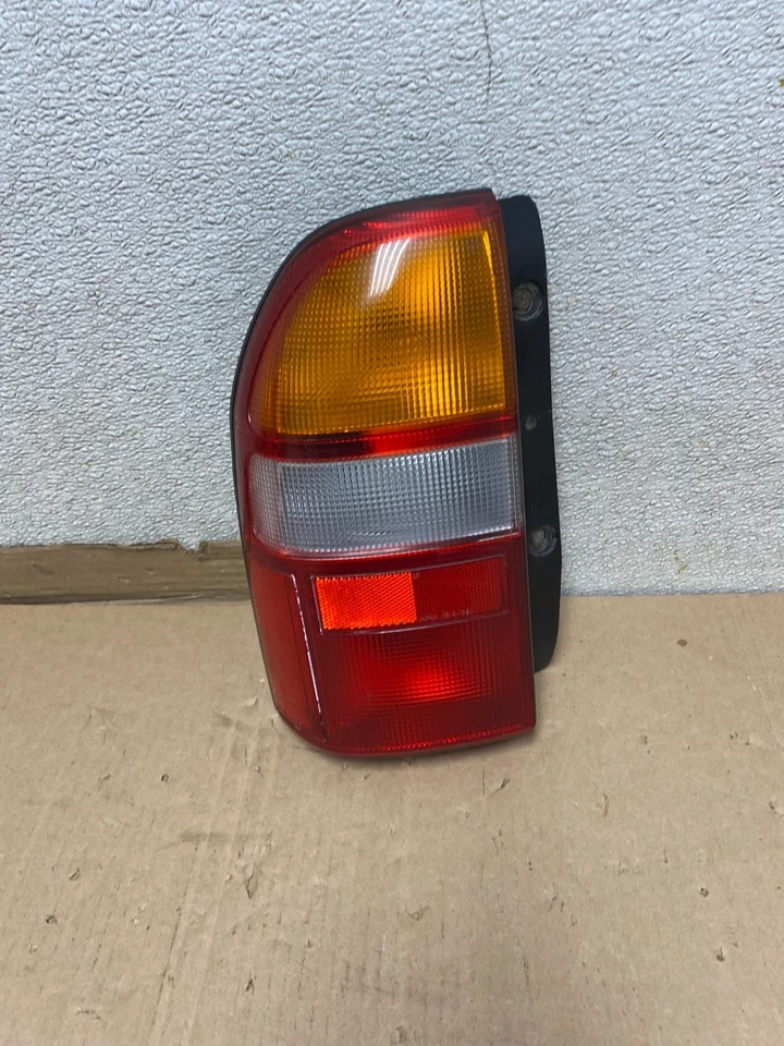 Luz trasera izquierda conductor Suzuki XL-7 Vitara 1999 a 2003 OEM U7116 DW Foto 1 de 4