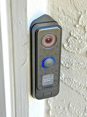 UBIQUITI NETWORKS Universal Wedge Mount for Ubiquiti Unifi G4 Doorbell Pro 45º POE/WiFi