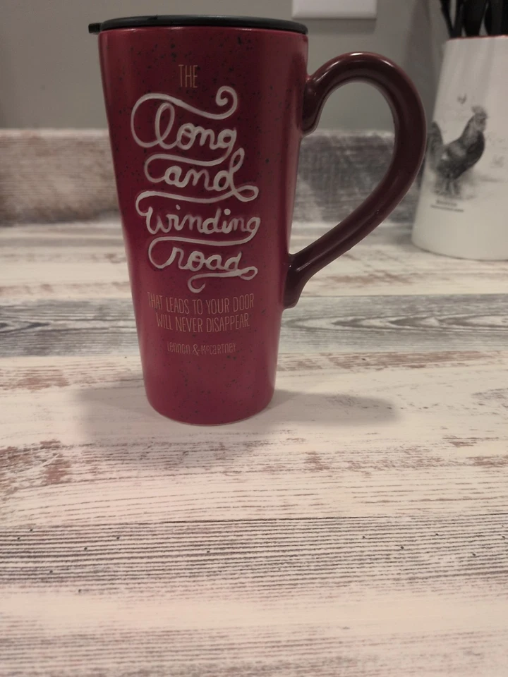 Taza de viaje roja Hallmark 16 oz Beatles larga y sinuosa carretera taza de cerámica taza Lennon Foto 1 de 4