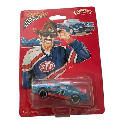 Литой вагон для склада Richard Petty 43 STP Pit Row Funstuf 1:64 - Изображение 1 из 2