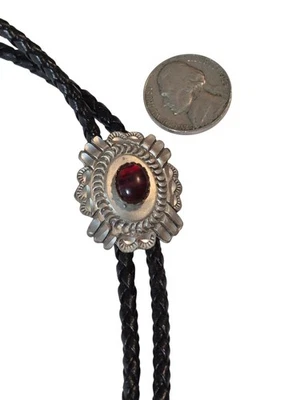 Corbata Bolo 38" sin marca, estaño, granate, cuero Foto 1 de 4