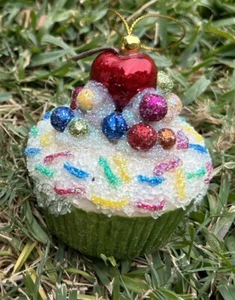 Cupcake Vintage Adorno de Navidad Recubierto de Azúcar Coleccionable Verde Multicolor - Imagen 1 de 4