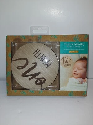 Letrero redondo mensual de madera para accesorios de bebé Kate & Milo para sesiones de fotos Foto 1 de 2