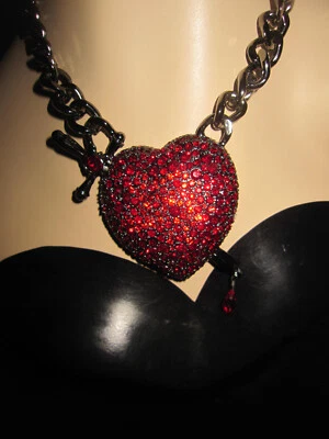 COLLAR BLING CORAZÓN CON DAGA BETSEY JOHNSON HALLOWEEN Foto 1 de 4