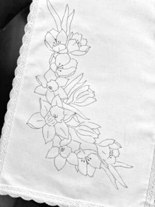 Printed to hand Embroider Table Runner TULIP & DAFFODIL cotton, lace edge CS0155 - Picture 1 of 1