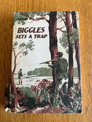 BIGGLES SETS A TRAP by CAPTAIN W.E. JOHNS - THE CHILDREN'S BOOK CLUB - H/B D/W - Image 1 of 3