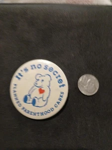 It's No Secret Planned Parenthood Cares Teddybär Button Back Pin - Bild 1 von 2