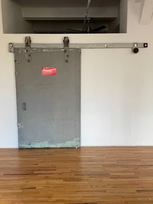 Puerta de granero de chatarra industrial - pieza escultural de metal pesado Foto 1 de 4