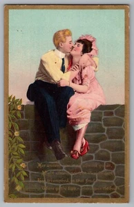 Cartolina romantica uomo donna che si bacia su parete - Foto 1 di 2