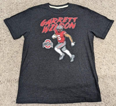 Camisa Ohio State Buckeyes Para Hombres Pequeña Homenaje Fútbol Garrett Wilson OSU Gráfico Foto 1 de 4