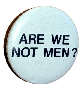 Vintage "¿No somos hombres?" insignia - 1+1/2" diámetro nueva onda - Imagen 1 de 3