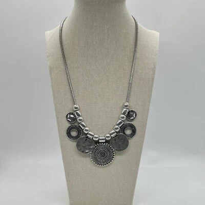 Ruby Rd. Collar con babero de moneda martillada antigua tono plata Foto 1 de 4