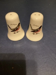 VINTAGE PORZELLAN MICHIGAN CHICKADEE VOGEL SALZ & PFEFFERSTREUER - Bild 1 von 3