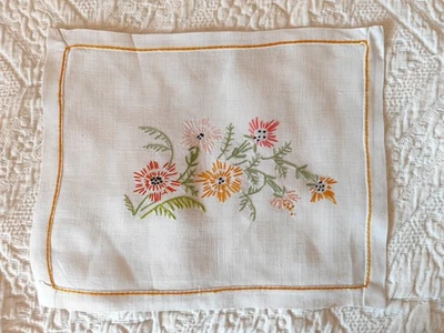 Petit Napperon Rectangulaire Brodé - Photo 1/2