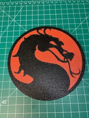 Letrero impreso en 3D de Mortal Kombat logotipo exhibición fan art Foto 1 de 2