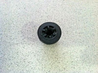 1997-2000 MERCEDES-BENZ C230 C280 W202 ~ FUEL SYSTEM COVER CLIP ~ OEM PART - Imagem 1 de 3