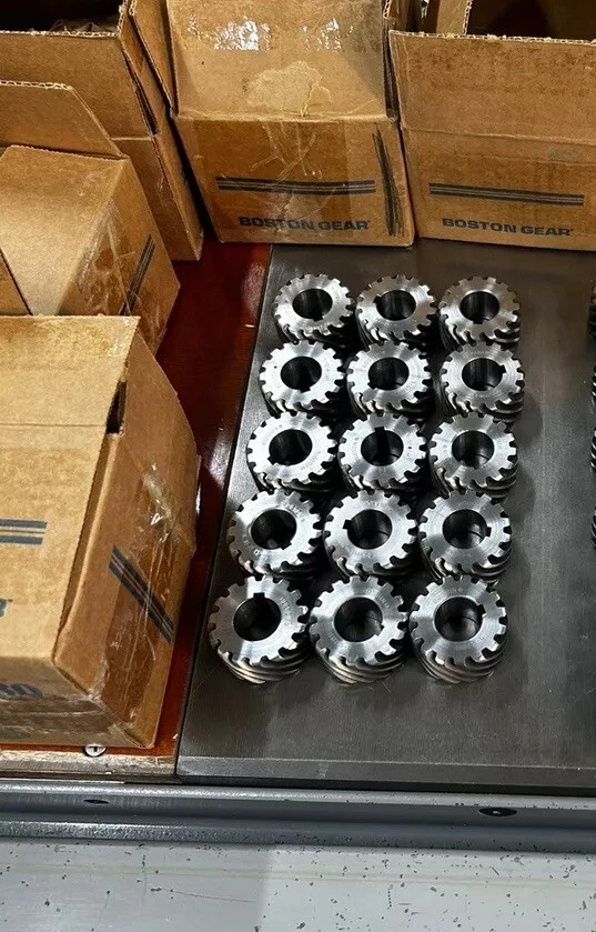 QUANTIDADE 1 ENGRENAGEM HELICOIDAL BOSTON ENGRENAGEM AÇO ENDURECIDO 10 PASSOS 15 DENTES 3/4” FURO ESQUERDO - Imagem 1 de 4