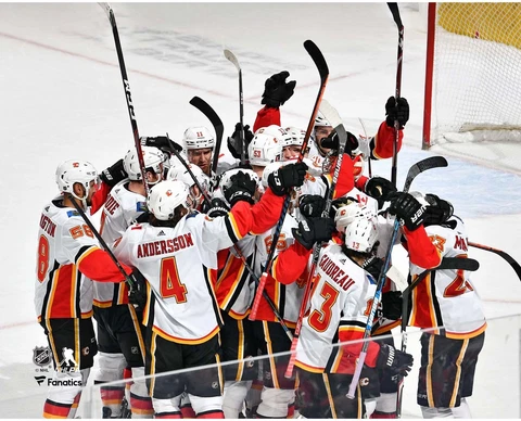 Calgary Flames Unsigned 2019-20 Team Celebration 8" x 10" Photo - Fanatics Cover