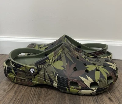 Zuecos clásicos Crocs hierba cáñamo hoja de marihuana estampado camuflaje para hombre - talla 16 usados en excelente estado Foto 1 de 4