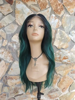 Peluca frontal de encaje ondulado verde esmeralda con raíces oscuras Foto 1 de 4