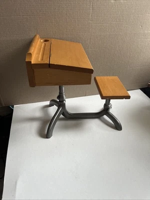 Conjunto de cadeira giratória American Girl Pleasant Company Molly mesa escolar madeira aposentada - Imagem 1 de 4