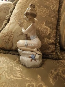 Lladro 5614 "Startled" Woman in Bathing Suit with Star Fish - - Picture 1 of 19